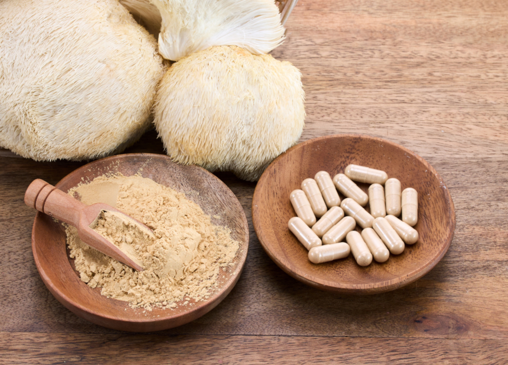 lion-s-mane-mushroom-powder-and-finished-capsules-side-by-side-capsulefillingmachine